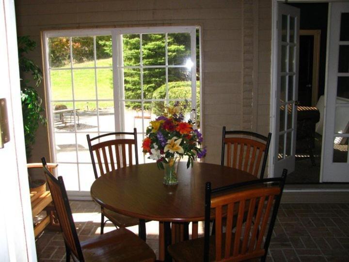 Spruce Hill Inn & Cottages Mansfield Habitación foto